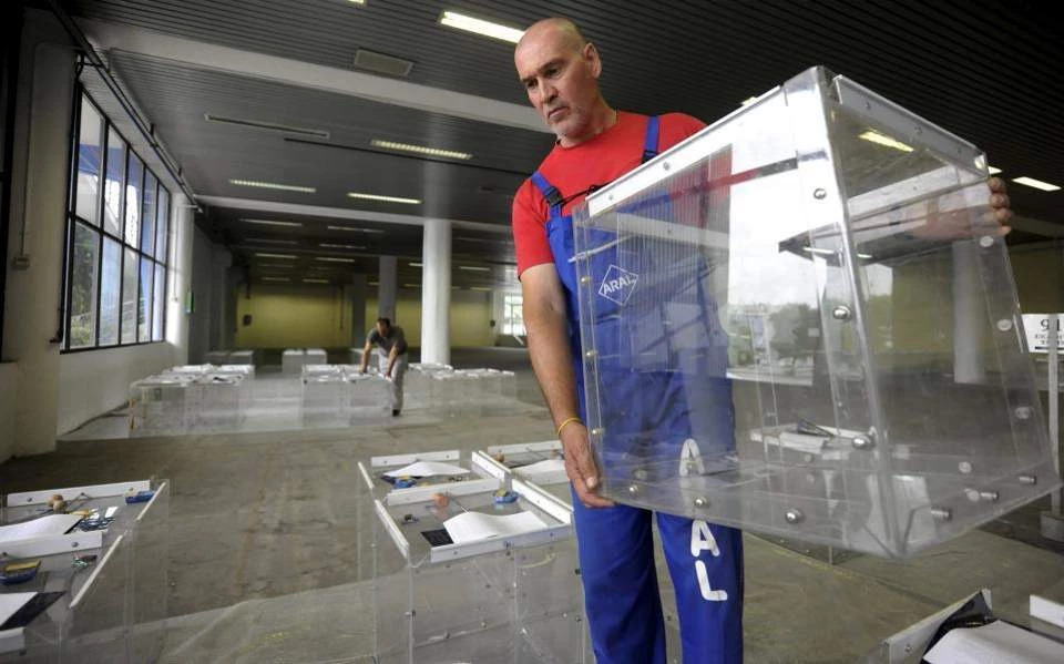 Πως κατανέμονται οι έδρες των κομμάτων στην «καινούρια» Β’ Αθηνών – Το νέο «εκλογικό μέτρο»